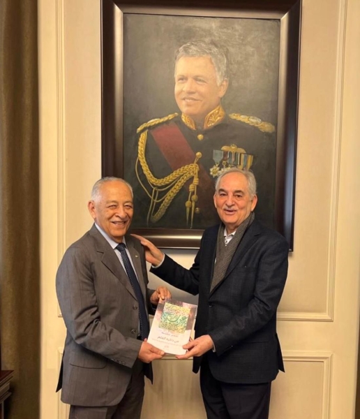 الحباشنة يسلم الديوان الملكي الهاشمي هدية لـ الملك