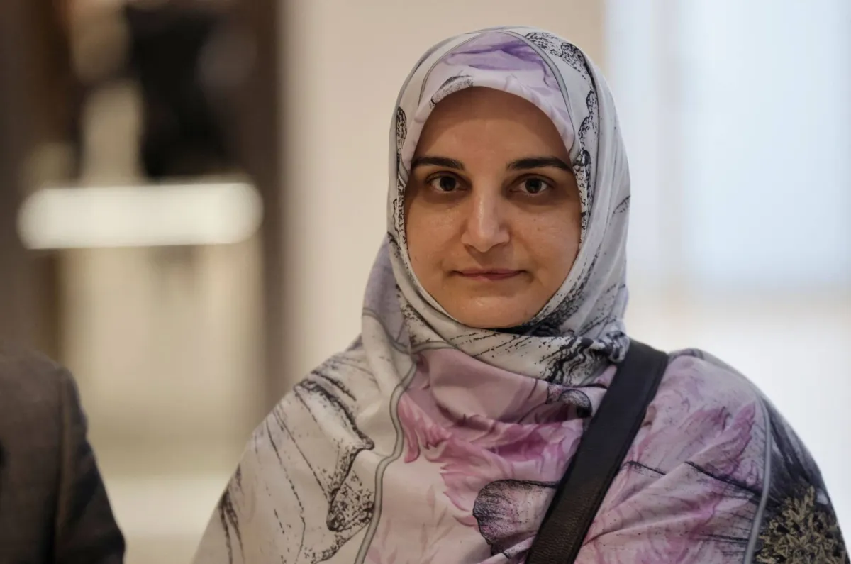 وصول طالبة ايرانية الى طهران بعد اطلاق سراحها في فرنسا