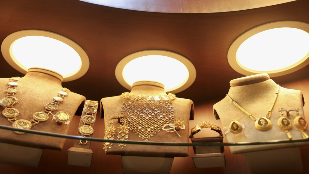 تراجع الذهب مع صعود الدولار وسط ترقب محادثات السلام