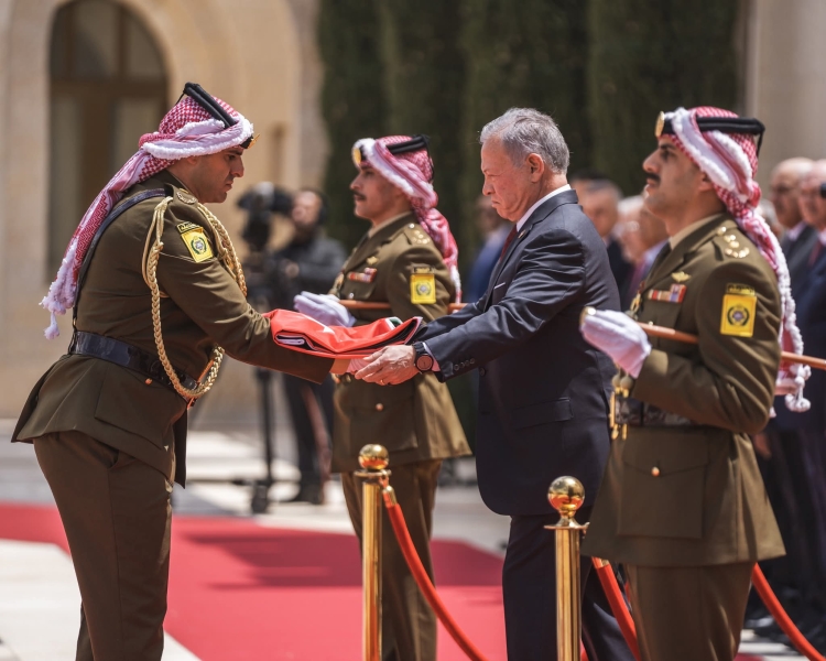 الملك يشهد مراسم رفع العلم بمناسبة اليوم الوطني للعلم الأردني
