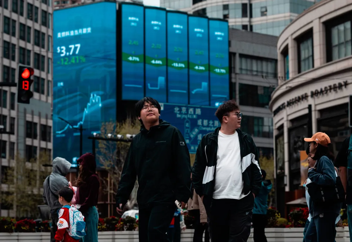 نمو يفوق التوقعات ينتعش بالاسهم الصينية واليوان يرتفع