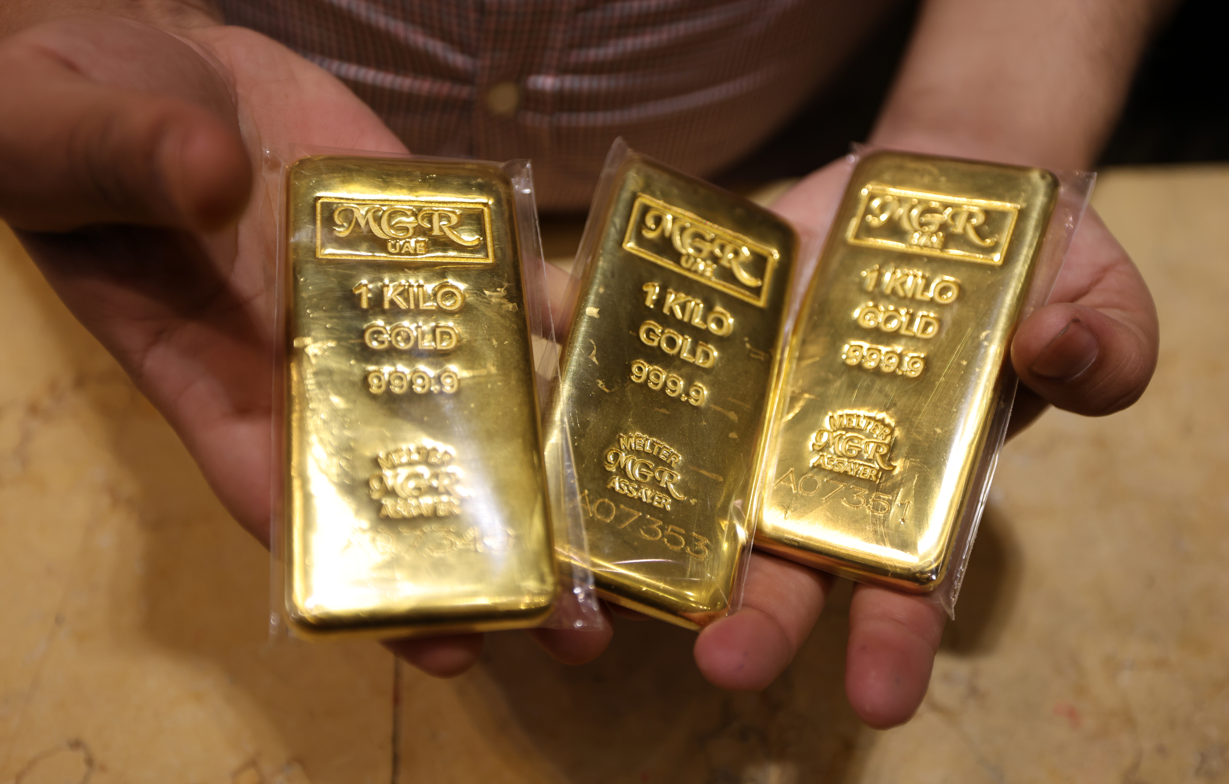 الذهب يرتفع مدعوما بضعف الدولار وامل اتفاق امريكي ايراني