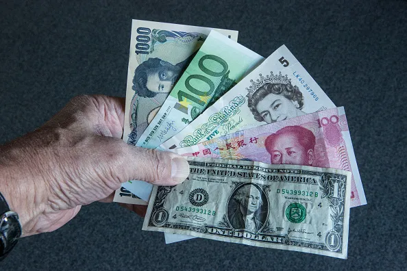 الدولار يتراجع مع تزايد امال وقف الحرب