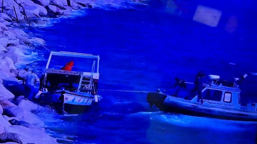 القوة البحرية تنقذ مركبا سياحيا في العقبة