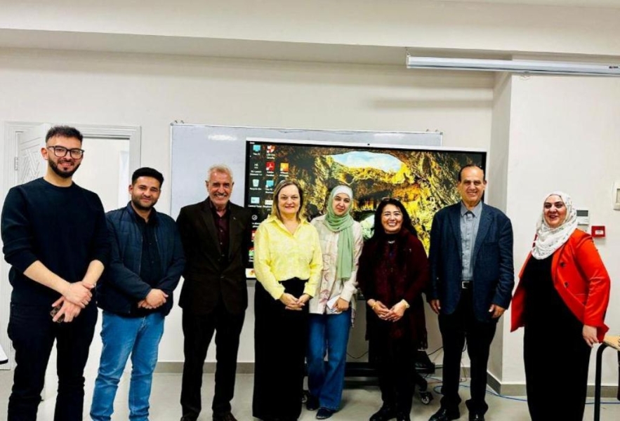 الآداب والعلوم في عمّان الأهلية تنظم ورشة حول التعليم الذكي “HiTeach5”