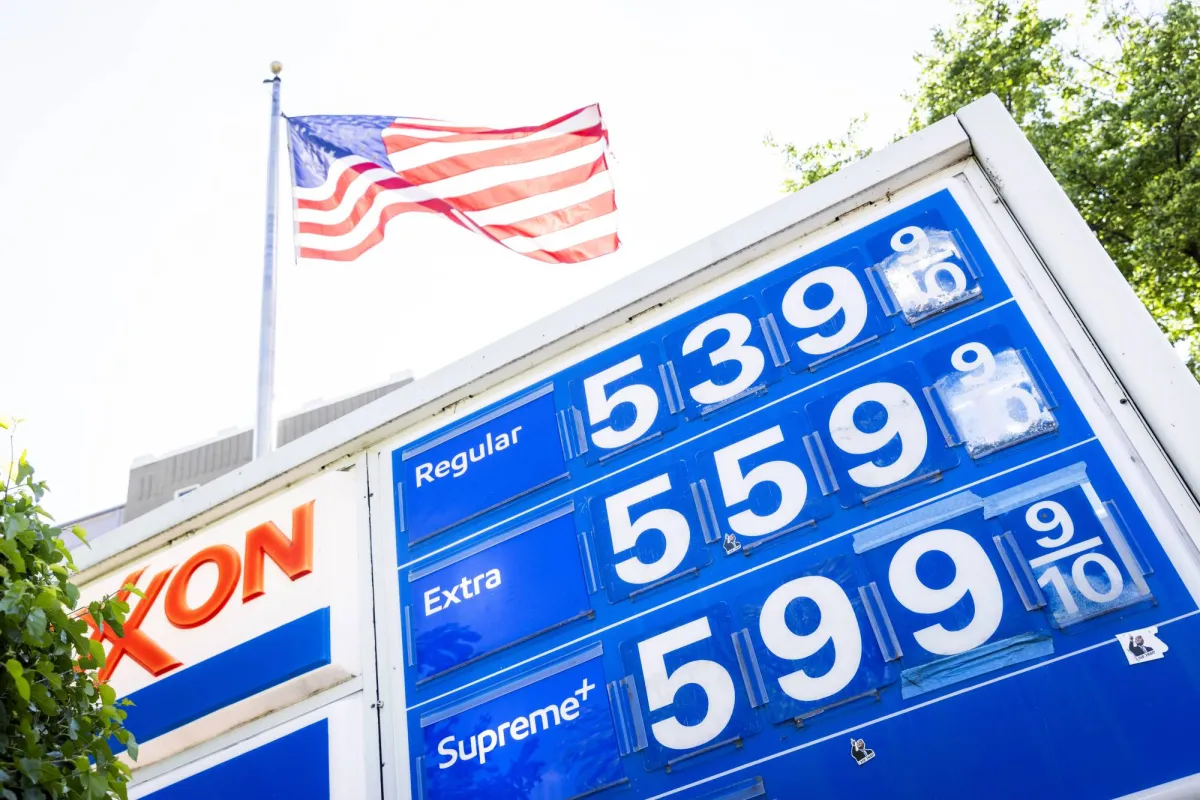 اكسون موبيل تدرس بيع محطاتها في هونغ كونغ بملايين الدولارات