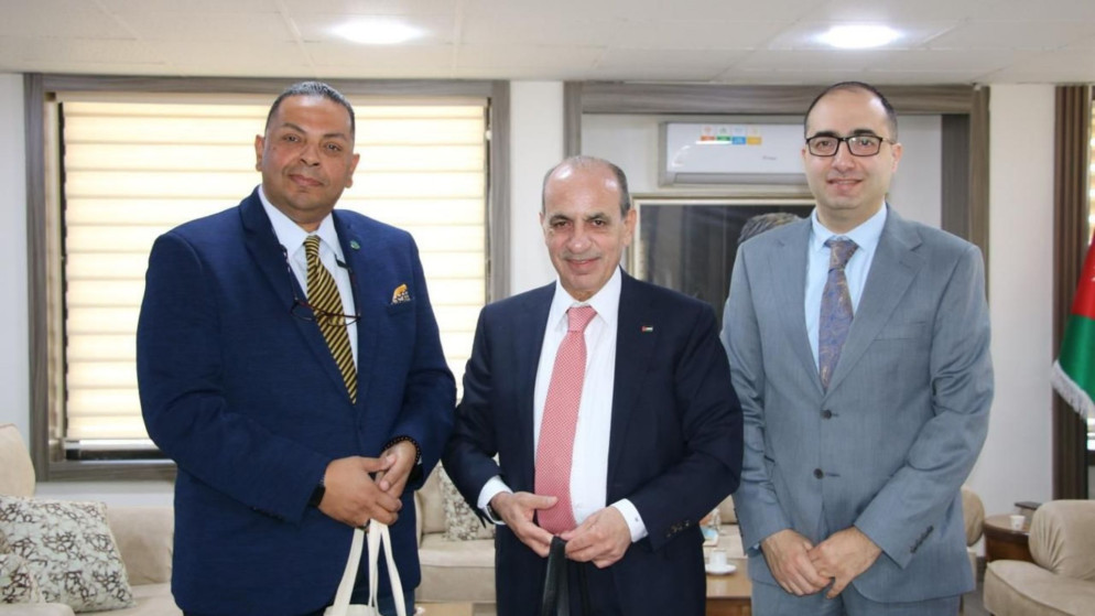 وزير الادارة المحلية يبحث تعزيز التعاون مع صندوق المناخ الاخضر