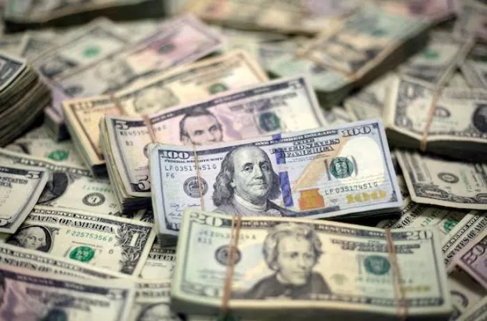 الدولار يحقق مكاسب اسبوعية وسط توترات جيوسياسية