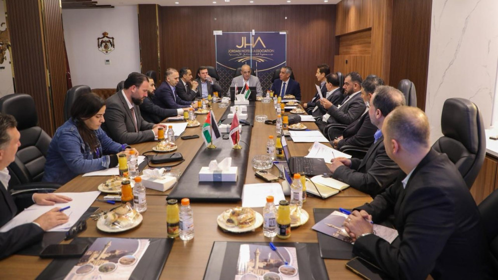 وزير السياحة يبحث اليات دعم القطاع السياحي في الاردن