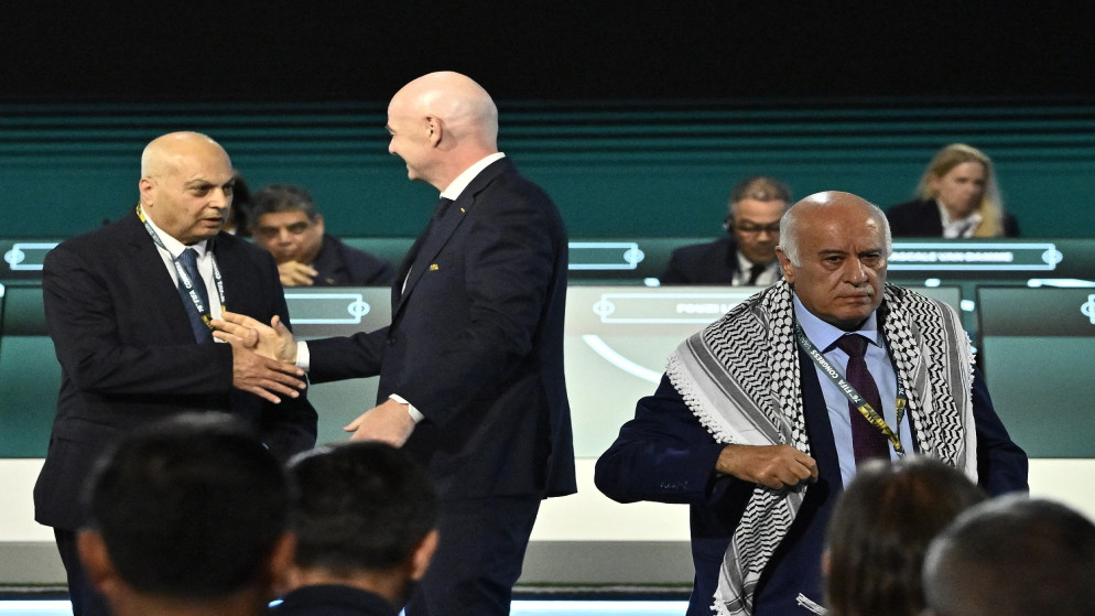 الرجوب يتجاهل مصافحة نظيره الاسرائيلي في مؤتمر الفيفا