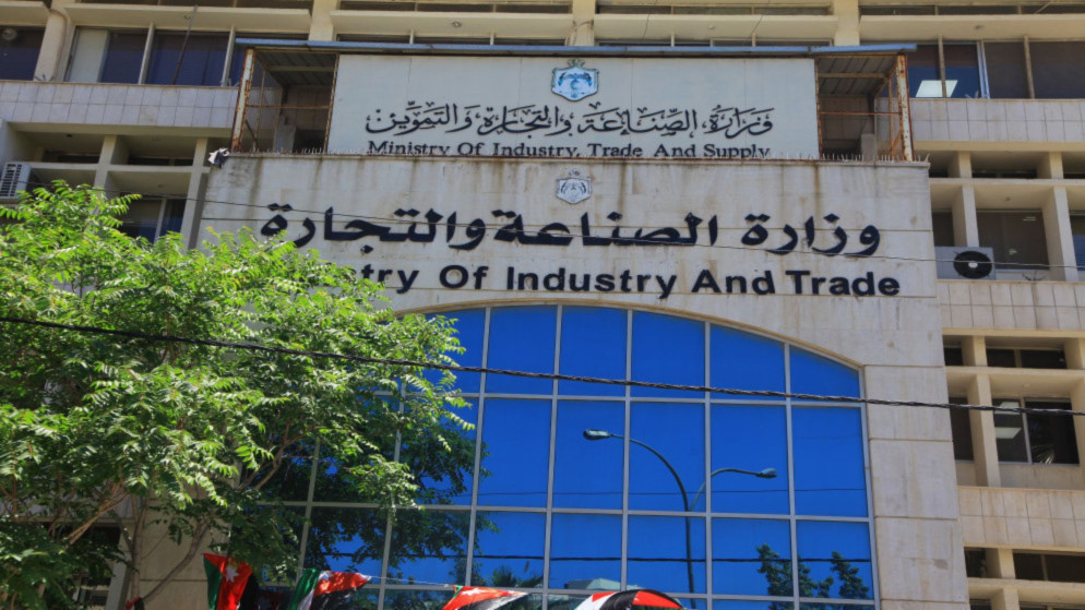الصناعة تحظر بيع مشروبات الطاقة لمن هم دون 18 عاما