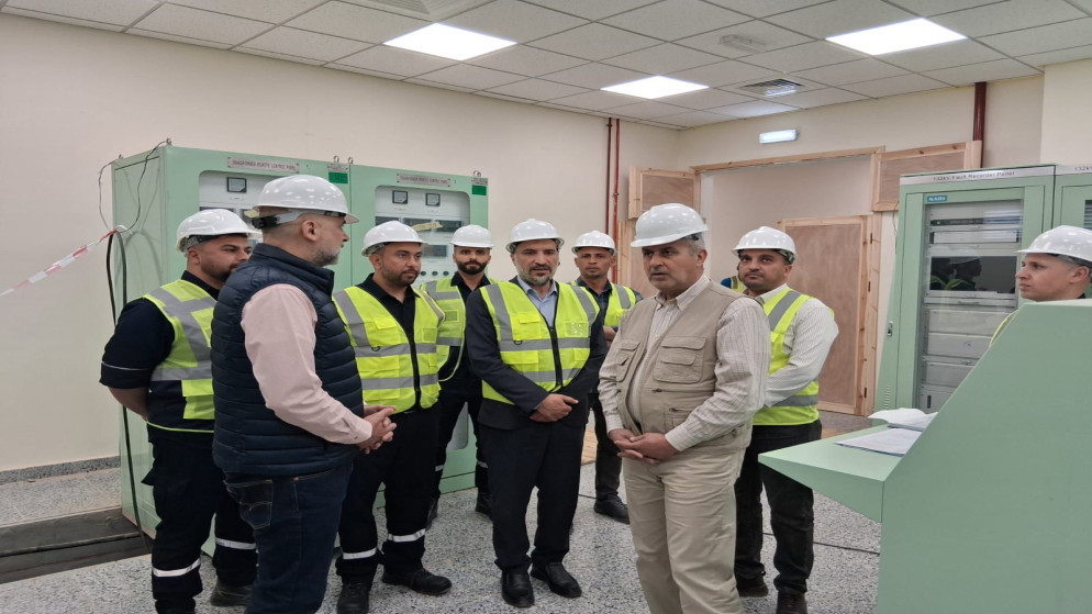 الخرابشة يتفقد مشروع محطة تحويل الزرقاء الصناعية