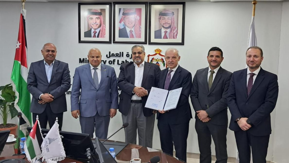 توقيع عقد عمل جماعي لتحسين مزايا 470 عاملا في مجموعة المطار