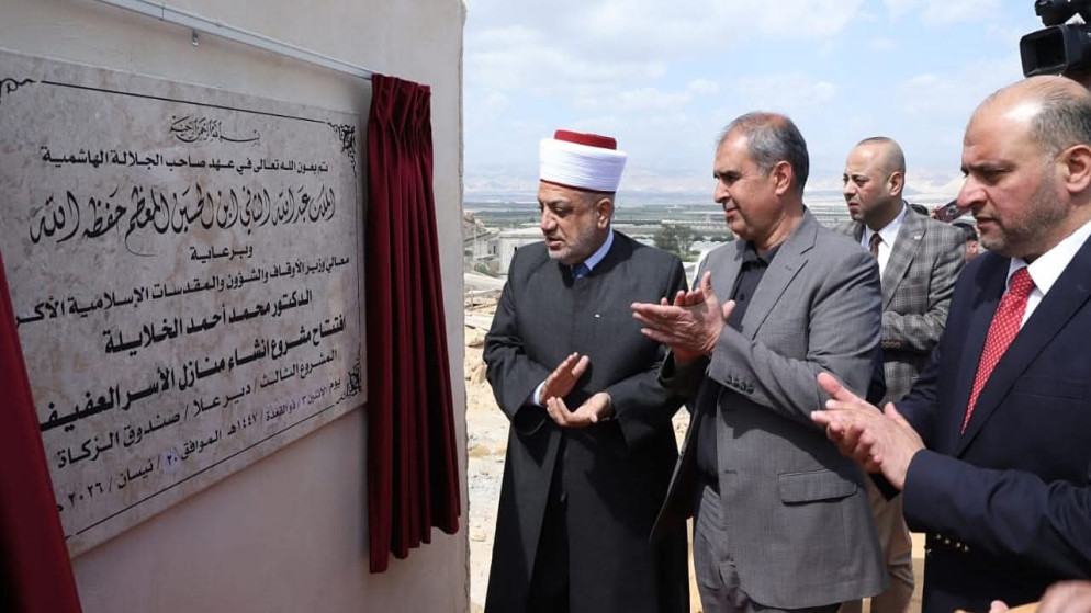 وزير الاوقاف يضع حجر الاساس لمساكن الاسر العفيفة بدير علا