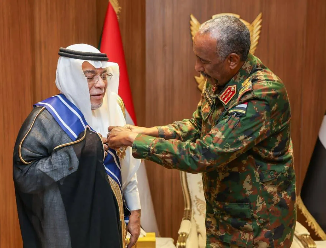 البرهان يمنح السفير السعودي وسام النيلين
