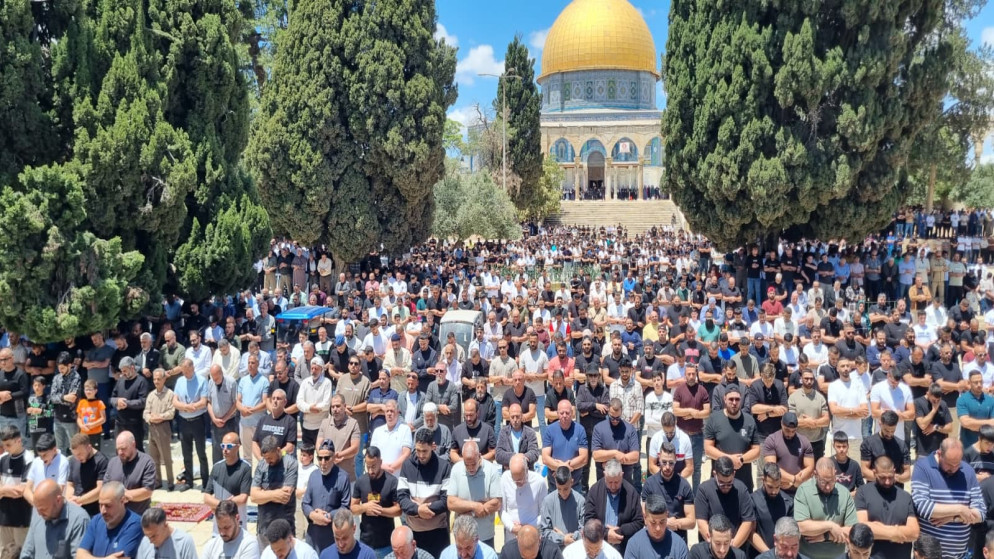70 الف مصل يؤدون صلاة الجمعة في المسجد الاقصى
