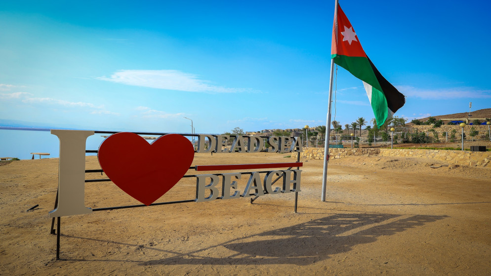 رئيس الوزراء يفتتح شاطئ البحر الميت السياحي