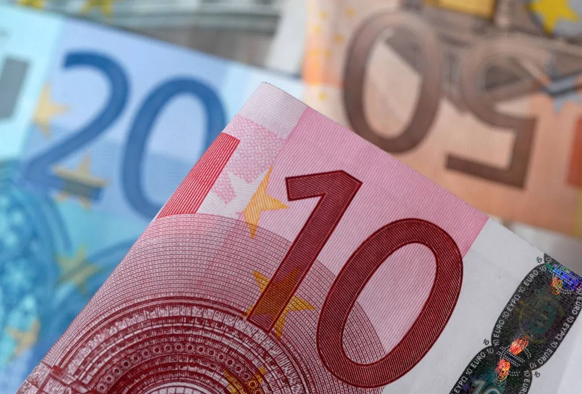 توقف بيع سندات اليورو مؤقتا مع تمسك العوائد بمستوياتها