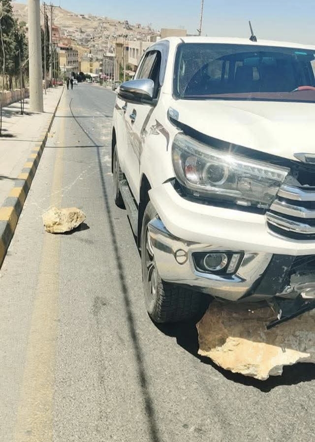 اضرار محدودة اثر انزلاق صخري في وادي موسى