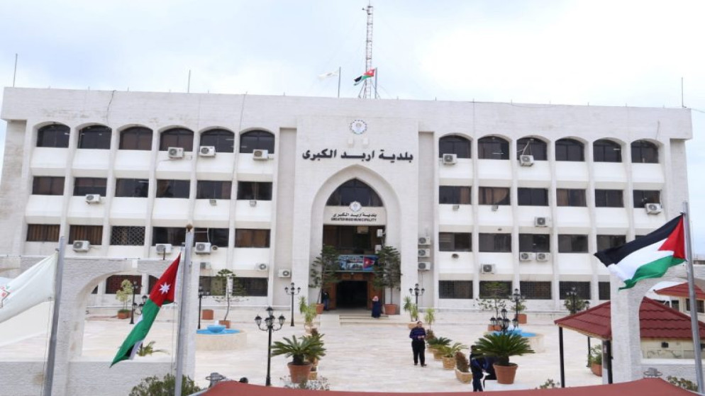 بلدية اربد تستكمل تعبيد طرق المغير