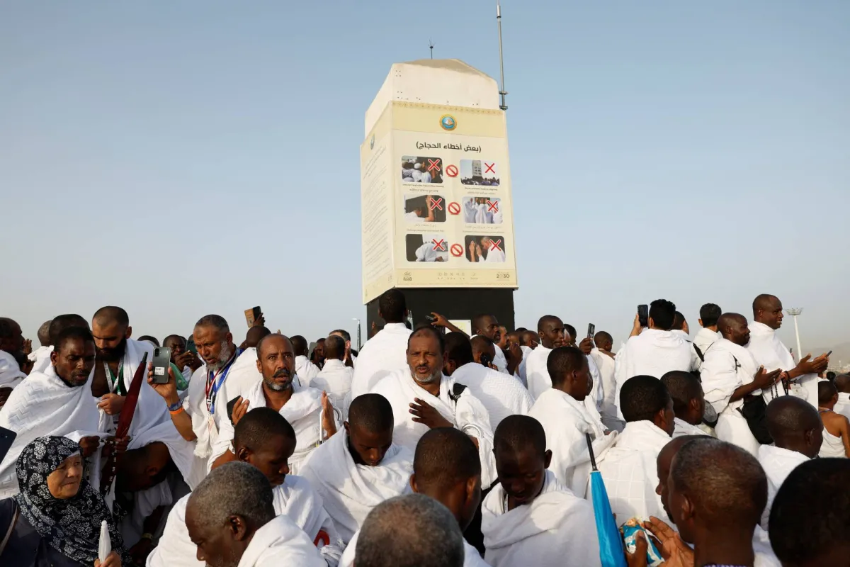 ضيوف الرحمن يصعدون جبل عرفات لاداء الركن الاعظم