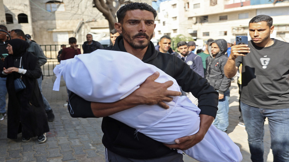استشهاد طفلة فلسطينية متاثرة بجراحها في قصف على غزة