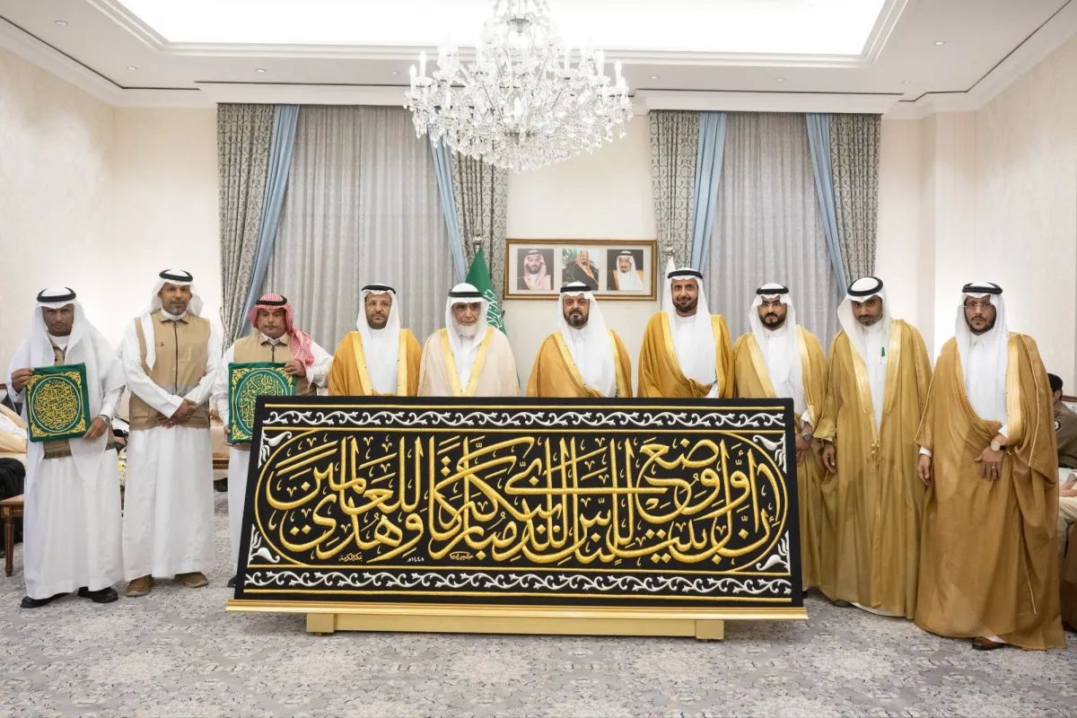 نائب امير مكة يسلم كسوة الكعبة المشرفة لسدنة بيت الله الحرام
