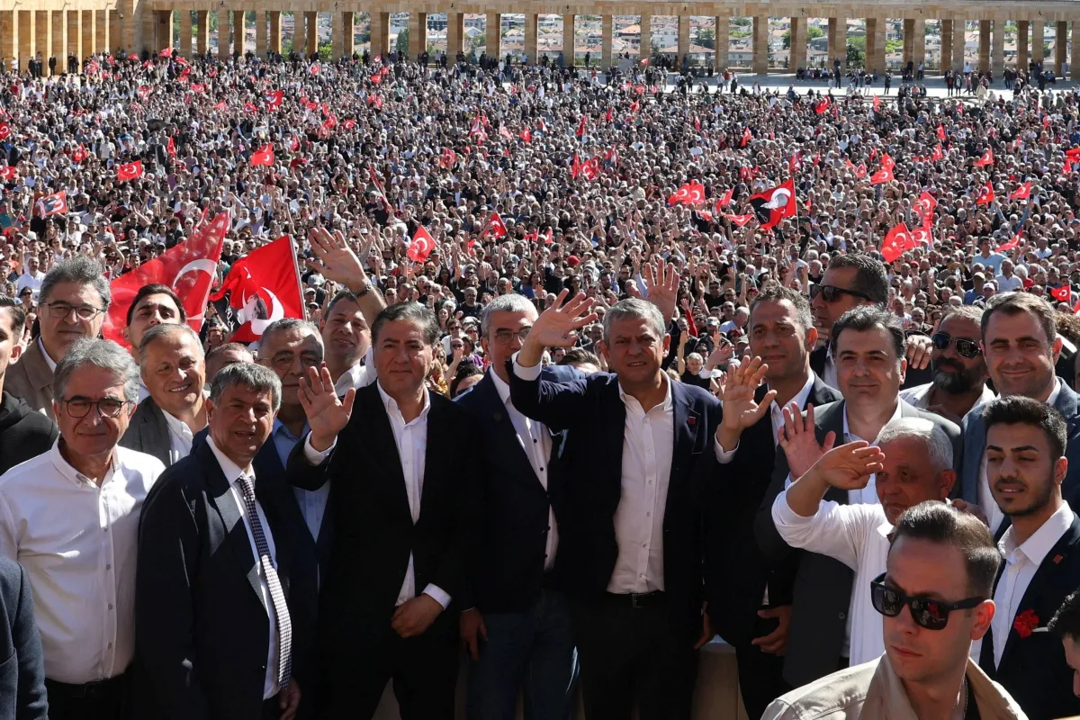 صراع حزبي يشتعل في تركيا.. انقسام الشعب الجمهوري يظهر في الشارع