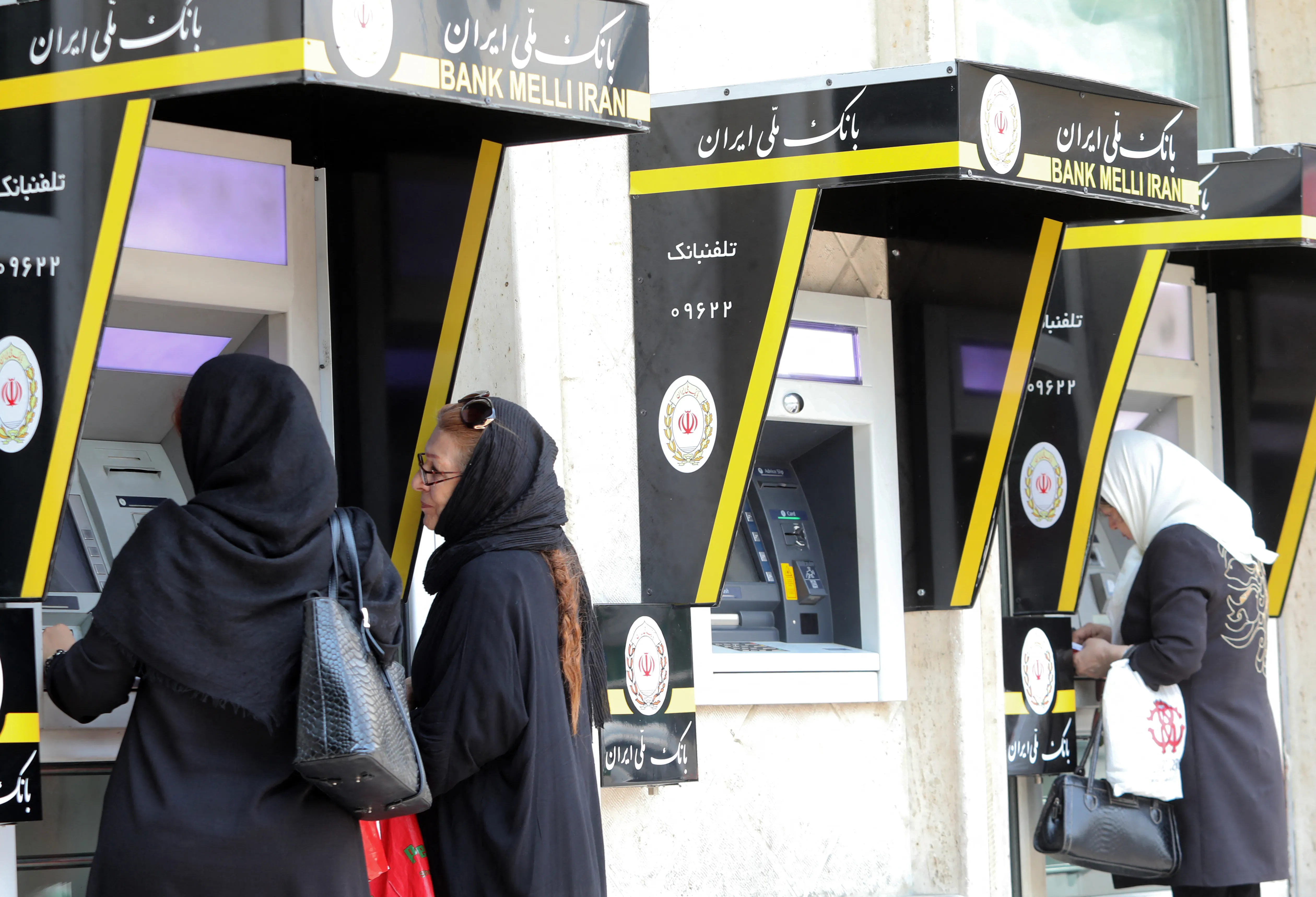 هجوم الكتروني يستهدف بنوك ايرانية وتوضيح بشان بيانات العملاء