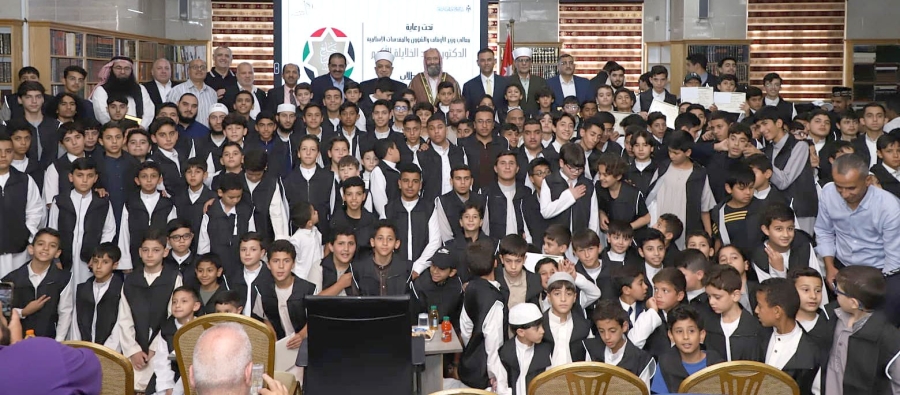 الوزير الخلايلة يكرم خريجي مبادرة 
