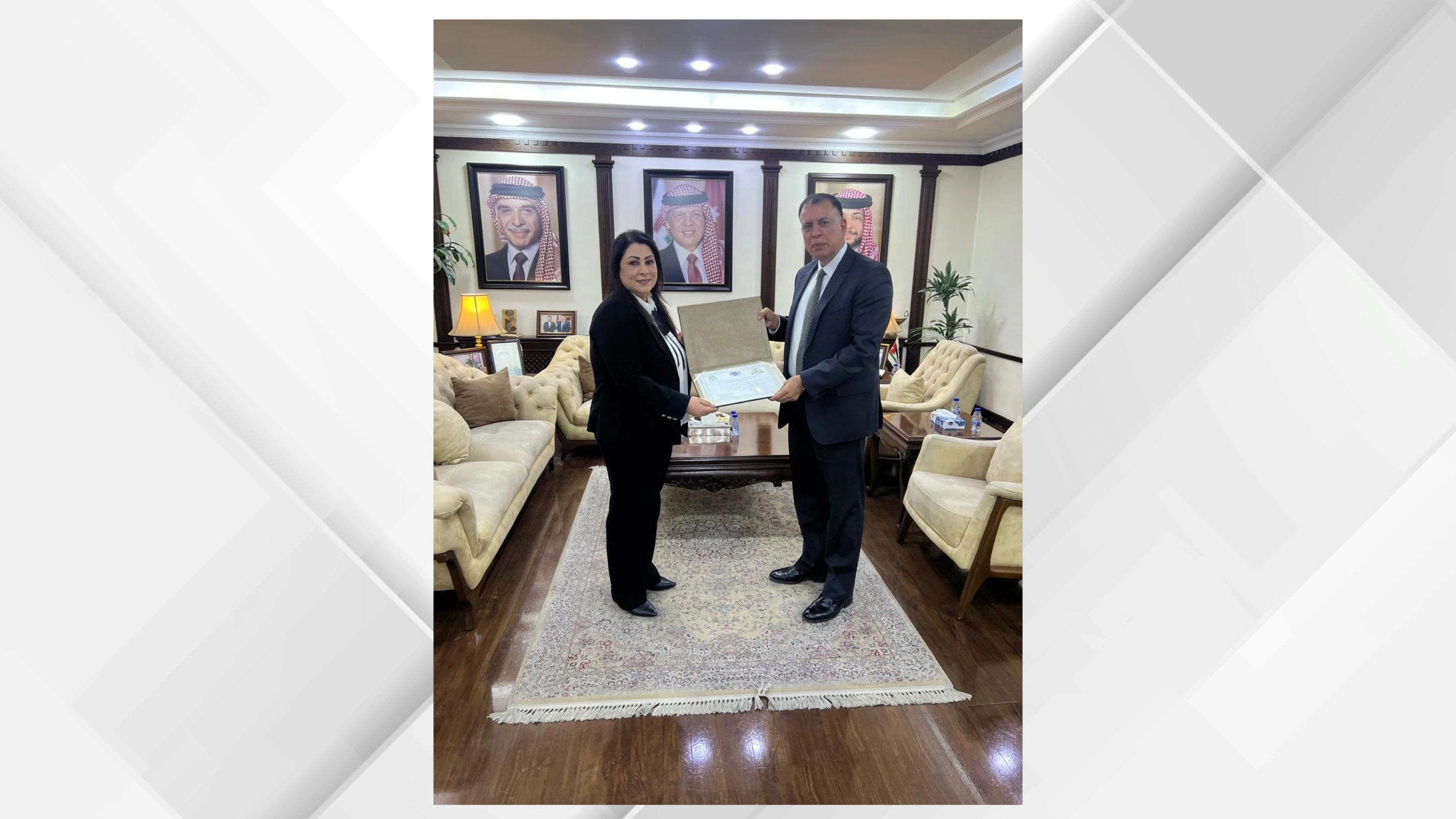 وزير الداخلية يكرم الاعلامية ربى الدجاني بجائزة الامير نايف للامن العربي