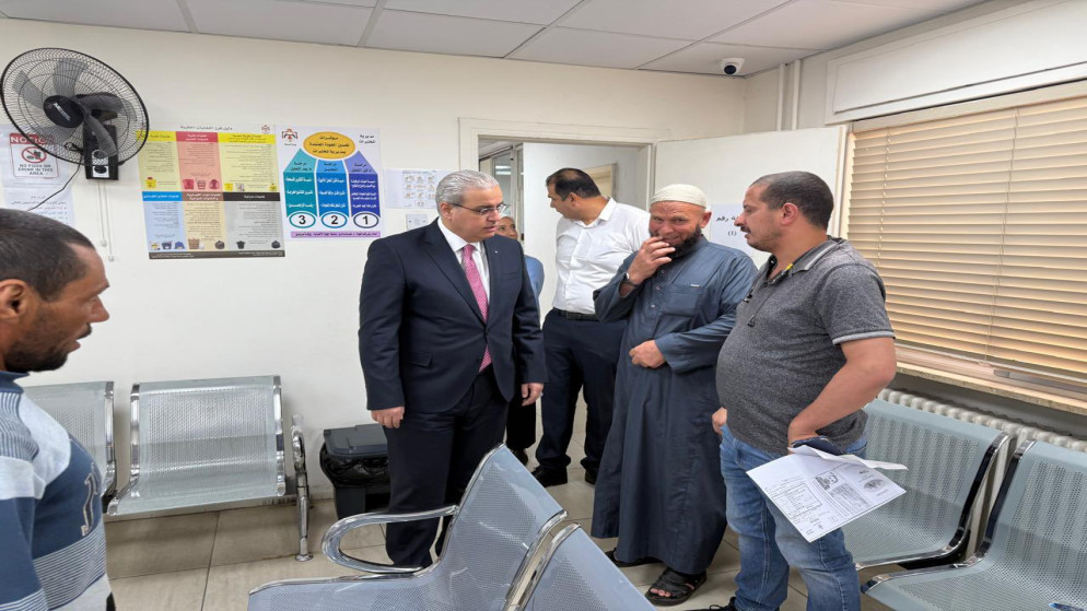 وزير الصحة يوجه بتوفير المواد المخبرية ونقل المختبرات لمقر جديد