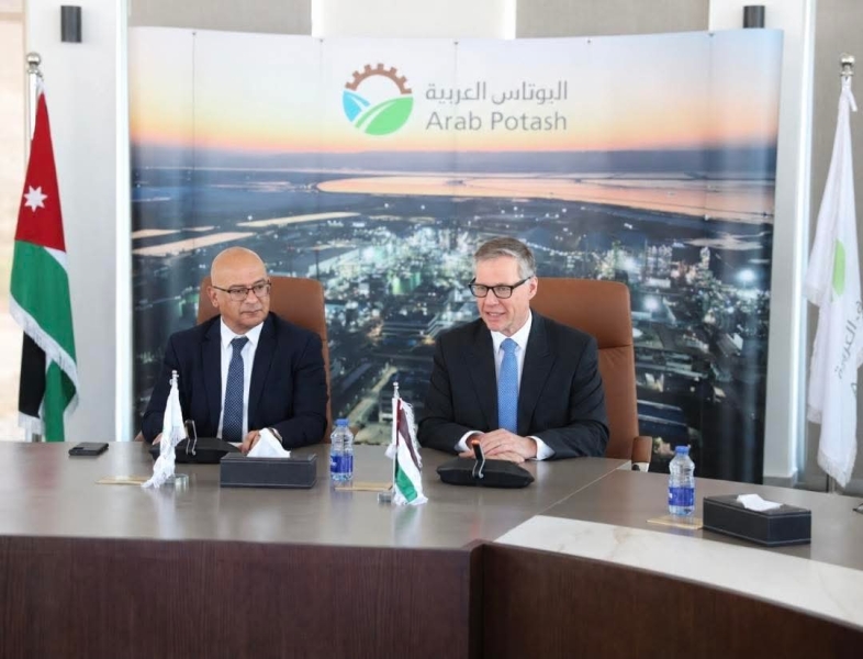 السفير البريطاني يزور مصانع 