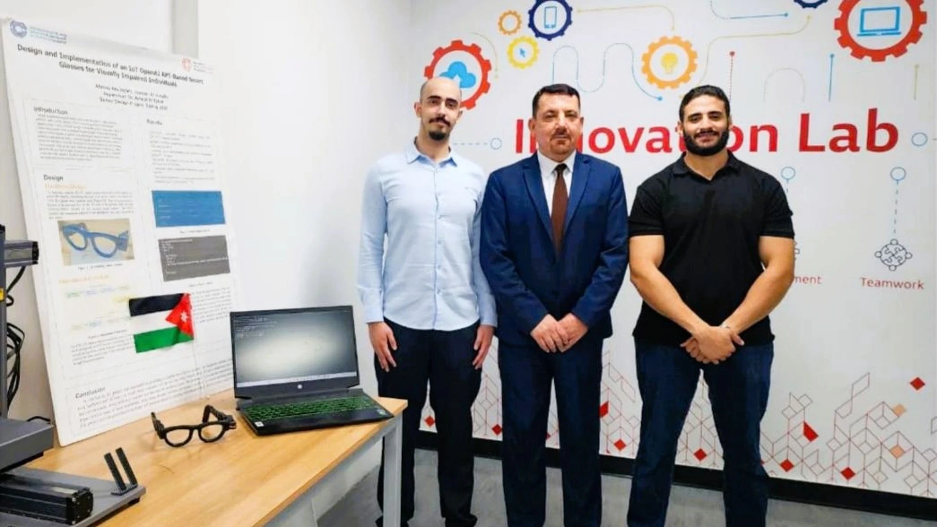 ابتكار نظارة ذكية بتقنية الذكاء الاصطناعي لدعم المكفوفين في الاردن