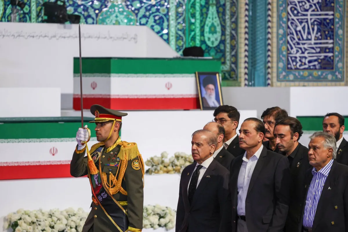 رئيس وزراء باكستان يؤدي التحية امام نعش خامنئي في طهران