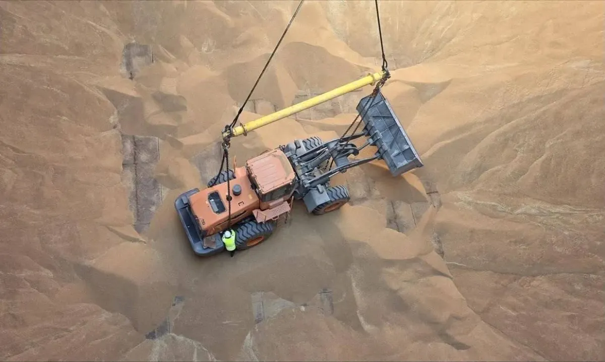 سابل تفرغ اول شحنة قمح في ميناء نيوم لتعزيز الامن الغذائي