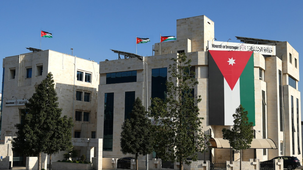 وزارة الاستثمار توضح حقيقة تعثر مشروع صناعي والعدول عن نقل مصانع