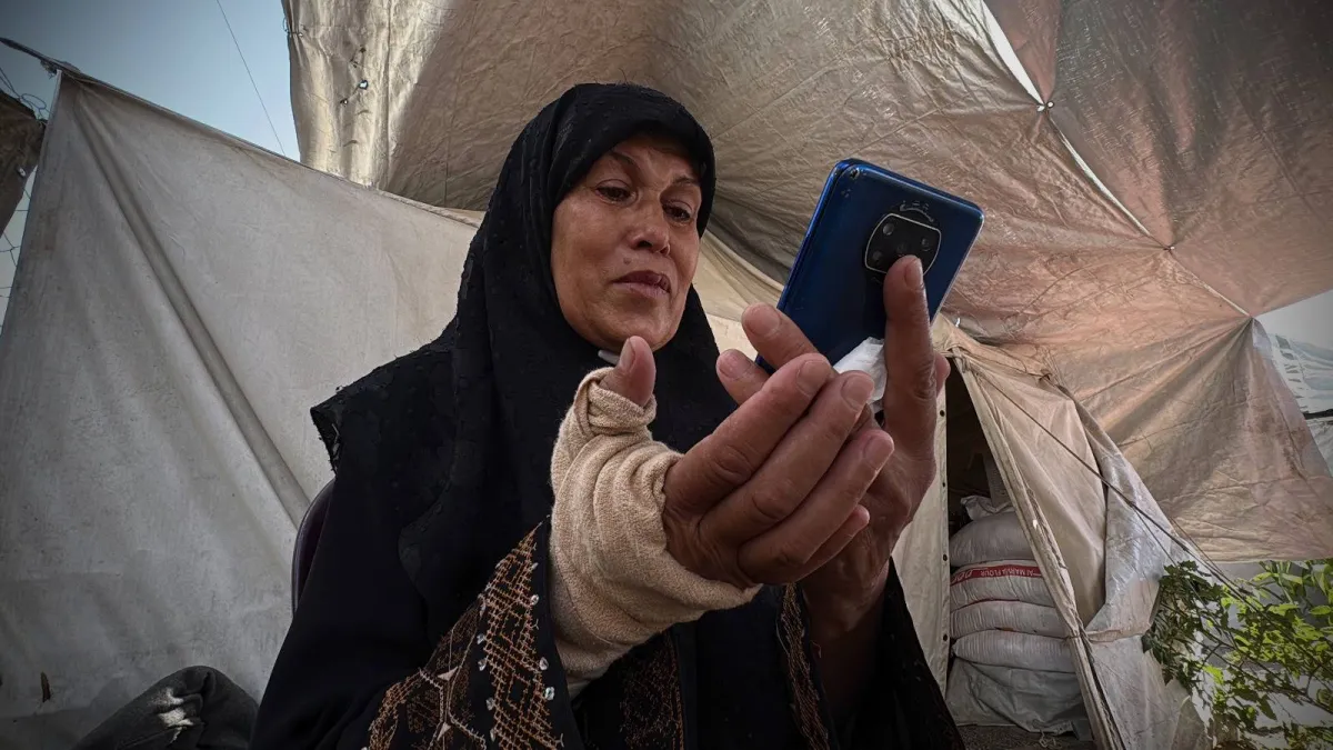 ثلاث عائلات فلسطينية تتمسك بالامل في صورة اسير غزاوي