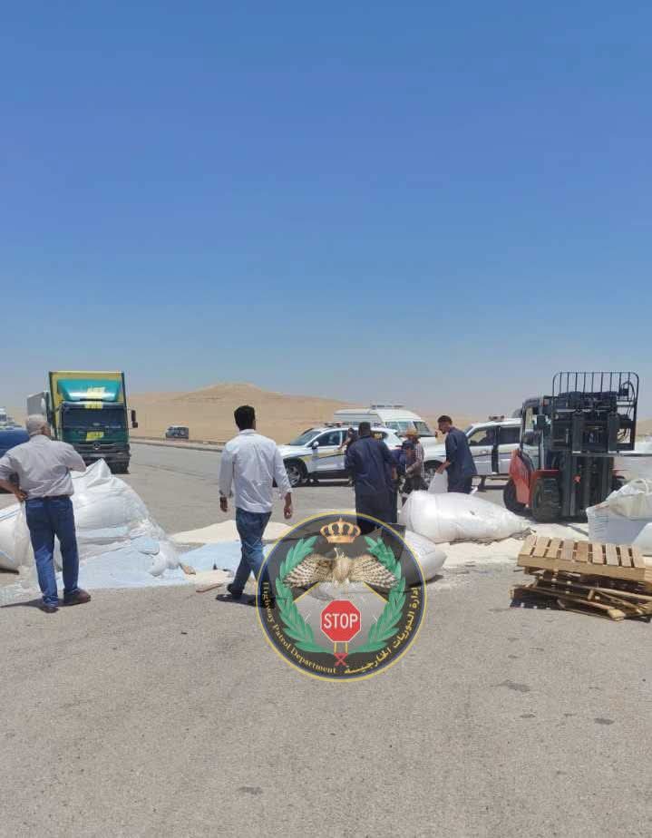 حادث تصادم بين مركبتين شحن طريق الزرقاء المفرق