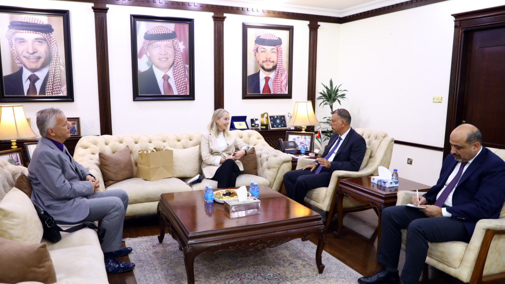 وزير الداخلية يبحث تعزيز التعاون الامني مع السفيرة الهولندية