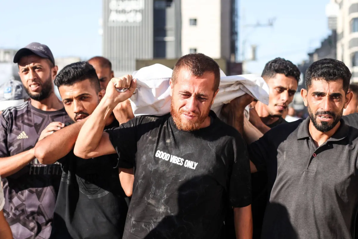 مقتل 8 فلسطينيين في غارة اسرائيلية استهدفت جنازة وسط غزة