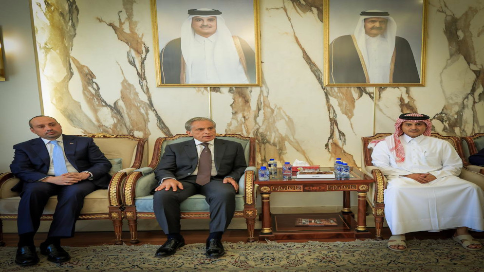 رئيس الوزراء يؤدي واجب العزاء في وفاة الشيخ حمد بن خليفة آل ثاني