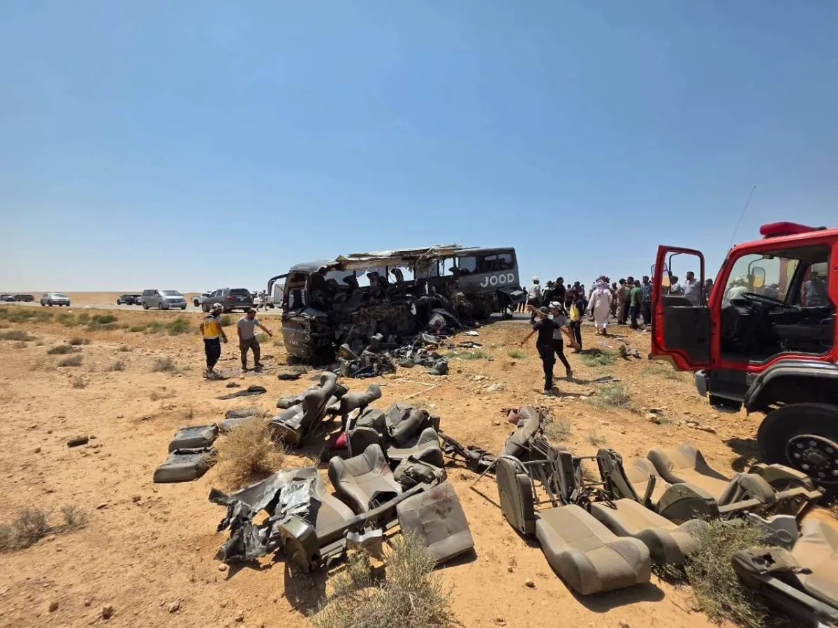 مصرع واصابة العشرات في حادث تصادم مروع على طريق دير الزور دمشق