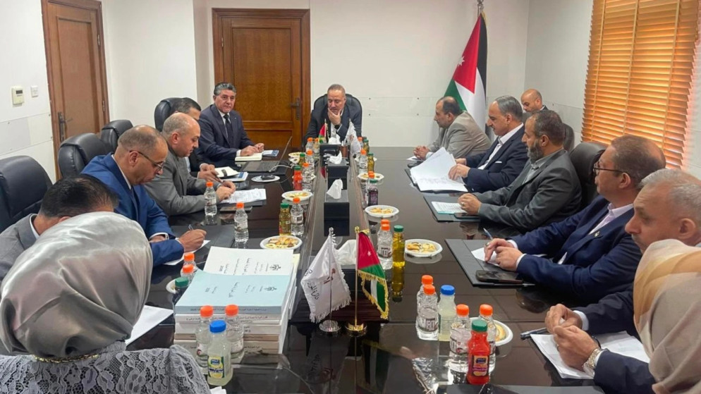 وزير المالية يوجه بضبط النفقات وتعزيز كفاءة الانفاق في الموازنة العامة