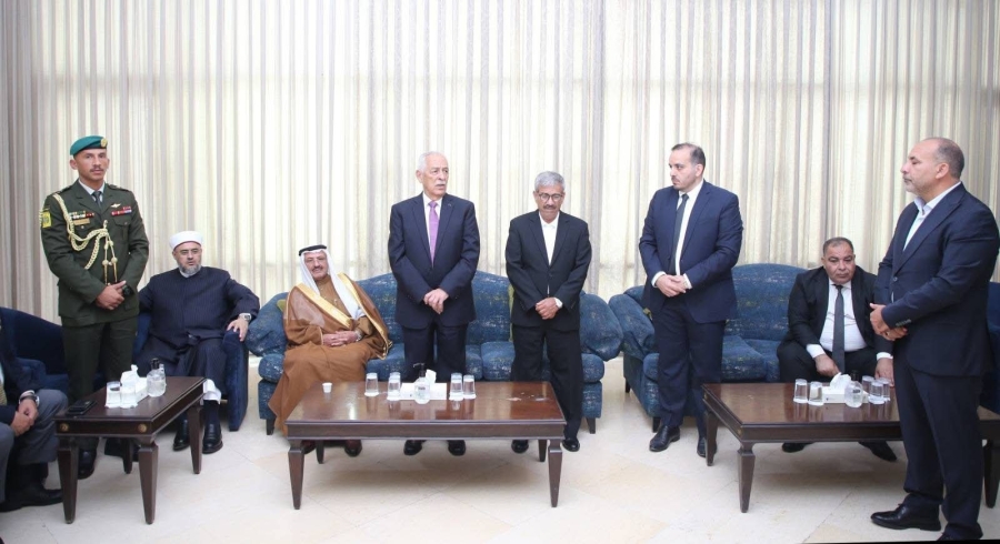 مندوباً عن الملك وولي العهد.. العيسوي يعزي بوفاة الإعلامي الحطاب