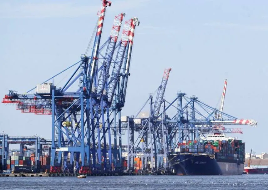 السيطرة على حريق سفينتين بميناء دمياط دون خسائر بشرية
