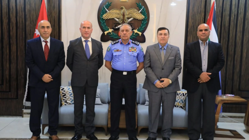 مدير الامن العام يكرم عددا من كبار الضباط المتقاعدين