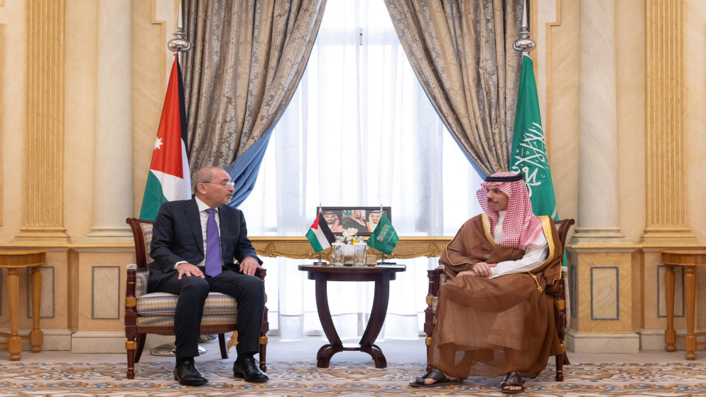 الصفدي ووزير الخارجية السعودي يبحثان خفض التصعيد في المنطقة