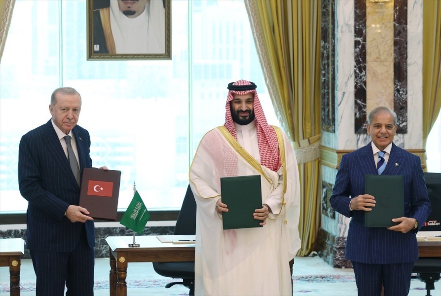     توقيع “اتفاقية مكة للدفاع المشترك” بين السعودية وتركيا وباكستان
