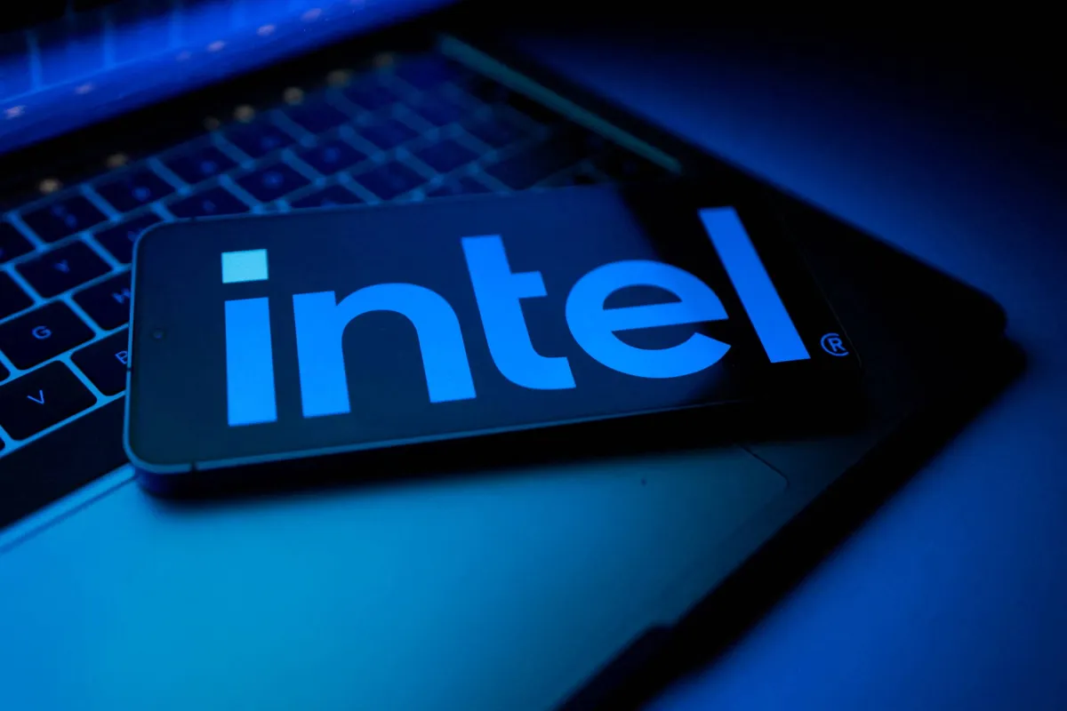 إنتل تعتزم جمع 15 مليار دولار عبر طرح اسهم لتمويل تصنيع الرقائق